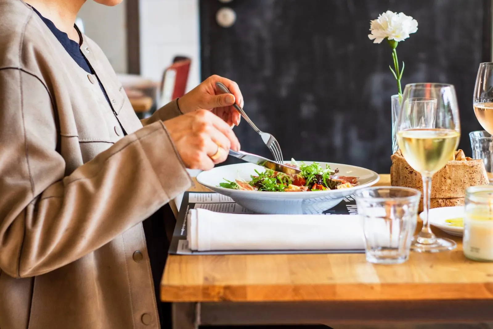 Healthy dining with a salad - Top 7 Tips to Stay Active